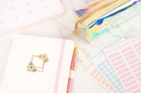 Carnet de notes en cuir gaufré or avec bande élastique rose pour journalisation, écriture créative et cadeau