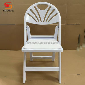 Chaise pliable en résine plastique blanche avec coussin en PU pour événements extérieurs et décorations de mariage - Product Image 1