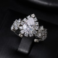 018207 Parure de bijoux de mariée 4 pièces en laiton, zircone cubique en forme de poire, entièrement pavée, comprenant collier, boucles d'oreilles pendantes, bracelet et bague, pour mariage