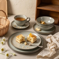 Service de vaisselle en céramique EKA gris avec glaçure réactive et bordure marron, assiettes rétro et bols à dessert pour la maison, les cafés et les restaurants (vente en gros)