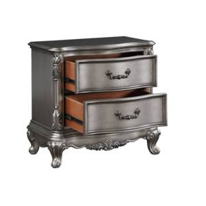 Mesita de noche Ariadne con acabado platino antiguo, dos cajones y tallados ornamentales - Product Image 2