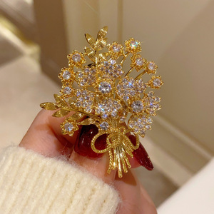 Broche élégante en forme de fleur, plaquée or, avec cristaux et strass, bijoux pour femmes, mariage, fiançailles, designs personnalisés - Product Image 1