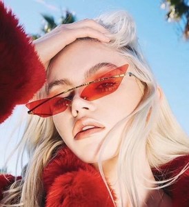 Occhiali da Sole Triangolari alla Moda 2026 per Donne e Uomini, Occhiali da Sole Senza Montatura Stile Occhio di Gatto, Lenti a Specchio con Gradiente - Product Image 1
