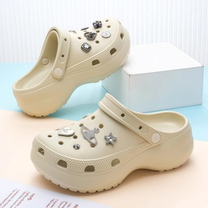 Sabots de luxe de marque de créateur pour femme, en EVA, à plateforme, avec strass métalliques, perforés, style pantoufle, pour fille et enfant, chaussures de jardin - Product Image 5