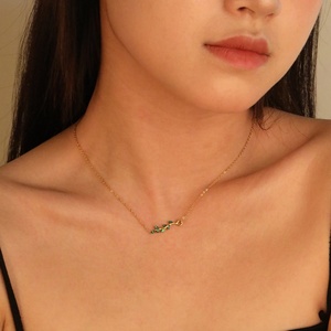 Collier élégant en acier inoxydable plaqué or 18 carats avec pendentif en forme de feuille incrusté de zircon et de diamants - Product Image 1