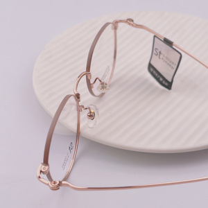 <span class=keywords><strong>2025</strong></span> Mô Hình Mới Titan Kính Cho Unisex Thời Trang Cổ Điển Rắn Màu Xám Khung 46 Vòng Đứng Cao Số Wearable Kính Quang Học - Product Image 6