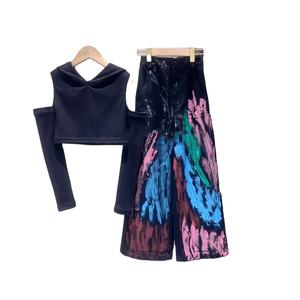 เซ็ตเสื้อผ้าสำหรับวัยรุ่นผู้หญิง2ชิ้นเสื้อยืดมีฮู้ดเปิดไหล่และกางเกงขายาวลายพิมพ์สีพื้น - Product Image 1