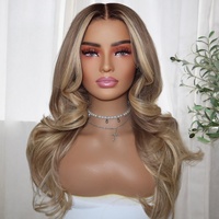 Perruque en dentelle de luxe en cheveux humains Remy, marron mocha avec mèches blondes, longueur moyenne, ondulations souples, raie centrale, style volumineux de salon