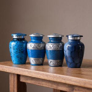 Urnes funéraires rondes en aluminium moulé sur mesure de haute qualité, revêtement poudré, petit design ange d'art populaire, pour cendres humaines, objet de collection artistique - Product Image 1