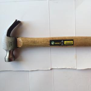 ค้อนตีตะปู วานลี่ 12 ออนซ์ ด้ามไม้ หัวกลม สำหรับถอนตะปูและตอกตะปู - Product Image 1