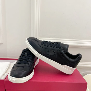 รองเท้าผ้าใบหนังสีดำแบบผูกเชือก พื้นยางสีขาว รองเท้าลำลองใส่ได้ทุกวัน - Product Image 1