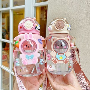 ขวดน้ำพลาสติกลายกระต่ายน่ารัก พร้อมหลอดและสายสะพาย สำหรับเด็ก ใช้สำหรับเดินป่า กิจกรรมกลางแจ้ง และกลับไปโรงเรียน ดีไซน์การ์ตูน ปลอดสาร BPA - Product Image 4