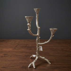 Portavelas de Aluminio con Acabado Dorado de Tres Brazos, Estilo Antiguo, para Decoración del Hogar, Duradero y Ecológico - Product Image 1
