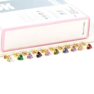 Pendientes de tuerca clásicos y modernos de acero inoxidable con baño de oro de 14K, con circonita cúbica triangular de colores, para mujer - Product Image 5