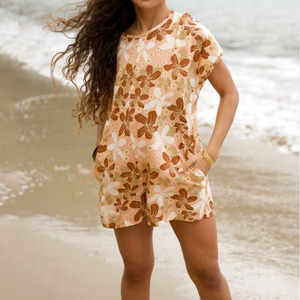 Mono corto de rayón suave y lujoso con estampado floral retro hawaiano y cuello redondo, diseñado por el fabricante. - Product Image 1