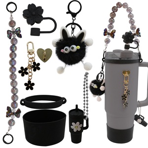 Nuovo Set di 8 Accessori per Bottiglie d'Acqua: Cinghia per il Trasporto, Ciondolo a Stella, Tappo per Cannuccia, Portachiavi in Peluche a Forma di Pallina di Carbone - Vendita all'Ingrosso - Product Image 5