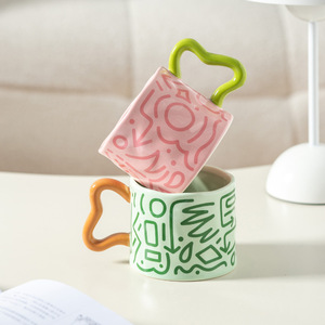 Tasse en céramique avec poignée, motif graffiti peint à la main, vert rose, pour couple, café, thé, eau, pour la maison ou le bureau - Product Image 2