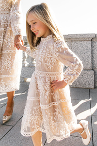 Vêtements d'été pour enfants en gros, robes décontractées pour bébés filles à imprimé floral et dentelle en maille - Product Image 6