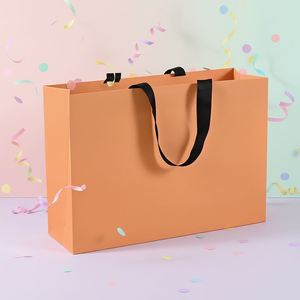 Sacs en papier kraft minimalistes recyclables personnalisés avec poignées robustes, idéaux pour l'emballage de cadeaux, les plats à emporter et les emballages de vente au détail - Product Image 4