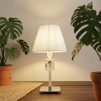 Lampe de table en cristal avec abat-jour en tissu plissé, prismes en cristal suspendus, lampe de chevet de luxe pour la décoration de chambre d'hôtel
