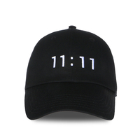 Custom 5-panel zwarte gestructureerde pet met handgestikte borduursels, laser-gesneden perforaties, sneldrogend, baseball pet voor vaders, sport petten