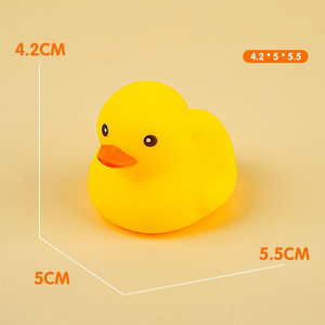 Giocattoli da bagno in plastica a forma di anatra gialla, che emettono un cinguettio, giocattoli per animali domestici, giocattoli da bagno per neonati, giocattoli morbidi a forma di animale, ideali per bancarelle di mercato notturno - Product Image 5