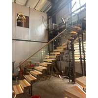 Escalier droit sur mesure en acier avec marches en bois massif pour villa