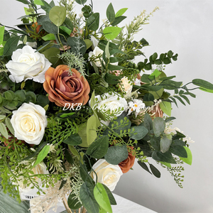 Rosas Blancas Ligeras Realistas Hechas a Mano con Seda Artificial DKB, Hortensias Verdes, Centro de Mesa Moderno para Bodas - Product Image 4