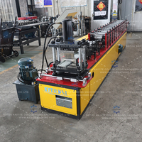 Machine de formage de rouleaux de volets micro-perforés en ligne à commande servo, équipement de formage de lames de volets de porte enroulable avec presse à poinçonner