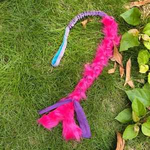 Juguete de Peluche para Mascotas de Piel Sintética Ecológica de Alta Calidad en Color Arcoíris, Juguete Interactivo para Exteriores con Bungee Elástico para Perros Grandes - Product Image 4