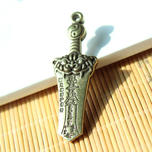 Colgante Retro de Espada de Latón, Amuleto de Aleación de Cobre, Regalo Temático, Llavero Unisex, Accesorio Decorativo de Joyería de Moda - Product Image 2