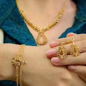 Gioielli in foglia di trifoglio Non appannamento Set di gioielli in oro Dubai collana di trifoglio placcato oro 18 carati foglia