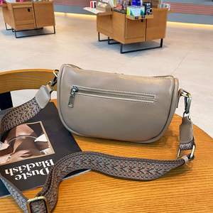 AndoBag - Bolso Bandolera Versátil de Moda para Mujer, de Cuero Vacuno Genuino, con Cierre Simple, Modelo 3122 - Product Image 5