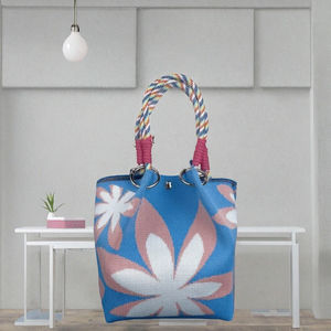 Bolso de mano de ganchillo mini personalizado para mujer, estilo casual, portátil, con dos correas, diseño estético lindo, con nudo en la muñeca y forma de corazón, abierto. - Product Image 2