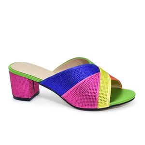 Nueva zapatilla de diseñador Última moda Mujeres maduras Precio bajo Plataforma de lujo Zapatos tachonados Tacones de aguja Zapatos de mujer Chinelo - Product Image 1