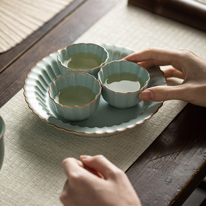 Bandeja de té redonda de porcelana Ru Ware con acabado craquelado para el té de la tarde - Product Image 3