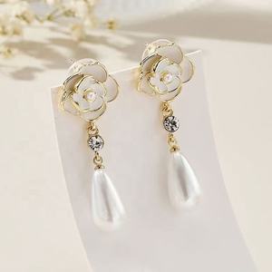 Pendientes Largos de Alta Gama para Mujer, con Diseño de Flores, Imitación de Perlas y Diamantes, Estilo Retro Europeo Americano, Lujo Ligero - Product Image 5