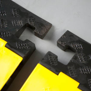 Ralentisseur de vitesse composite réfléchissant pour la circulation routière 45 °   Protecteur de câble à 3 canaux pour les angles, avec déviation gauche, droite et centrale - Product Image 6