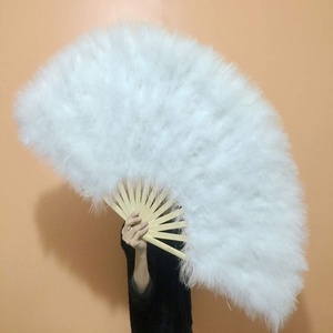 Vente chaude Grand éventail en plumes d'autruche de 33 cm Blanc Style folklorique pliable Classique en bambou Fleur Décoration de mariage et de fête - Product Image 4