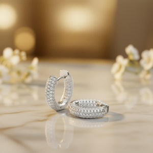 Orecchini a Cerchio E571 in Oro Bianco con Diamanti Rotondi Micro Pavé, Gioielli di Lusso per Donna - Product Image 2