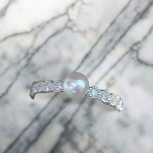 Anillo de Plata S925 Chapado en Platino con Cristal y Perla de Agua Dulce Blanca de Grado AAAA de 4-4.5MM, Joyería de Lujo Redonda Simple con Ligera Imperfección - Product Image 3