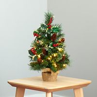 Vente en gros Mini arbre de Noël artificiel en pin mélangé avec baies de houx, pommes de pin, lumières LED transparentes et base en toile de jute