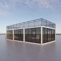 Cette maison préfabriquée présente des murs en verre et une terrasse sur le toit pour une vie moderne avec intégration de la technologie de la maison intelligente
