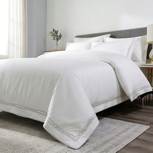 Ensemble de literie d'hôtel en satin de coton coton Queen Size <span class=keywords><strong>couette</strong></span> blanche <span class=keywords><strong>et</strong></span> noire ou personnalisée housse de <span class=keywords><strong>couette</strong></span> broderie - Product Image 3