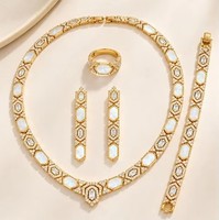 Westlicher Stil Erschwinglicher Luxus Sechseckiges Weißes Perlmutt Zirkon 18k Gold Schmuckset für Frauen Vierteiliges Set mit Halskette und Ohrringen