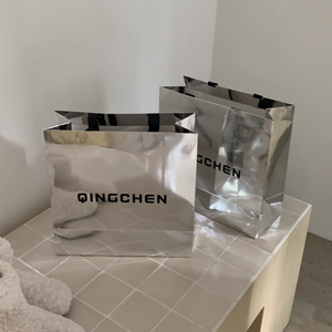 Bolsa de papel de compras con superficie láser brillante metálica, bolsa de papel de embalaje de regalo para ropa minorista de Boutique de lujo - Product Image 4