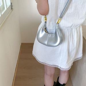 Sac à main en cuir PU brillant avec poignée supérieure et sangle bandoulière Design minimaliste - Product Image 6