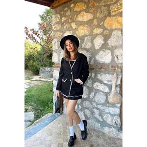 Chaqueta de mujer de gamuza negra con mangas largas y ribete a rayas. - Product Image 6