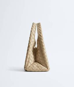 Sac à bandoulière Bottega BV Travel Campana avec silhouette archivistique en cuir Intrecciato souple et fermeture à nouer Veneta - Product Image 4