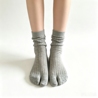 Calcetines OEM de algodón de color liso para mujer, estilo japonés Tabi, con diseño de costilla vertical, punta dividida y estilo holgado, venta al por mayor